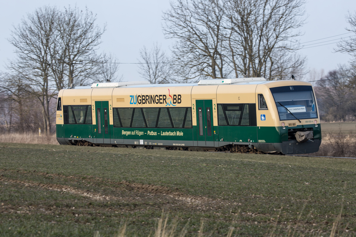 PRESS Triebwagen der BR 650 zwischen Putbus und Bergen auf Rügen mit einem Wortspiel des Zubringers zum Rasenden Roland. - 25.03.2018
