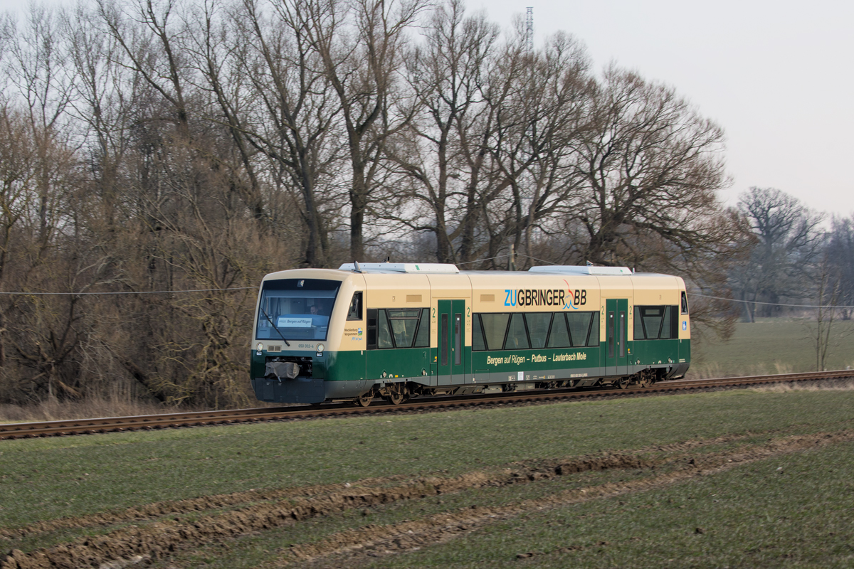 
PRESS Triebwagen der BR 650 zwischen Putbus und Bergen auf Rügen mit einem Wortspiel des Zubringers zum Rasenden Roland. - 25.03.2018
