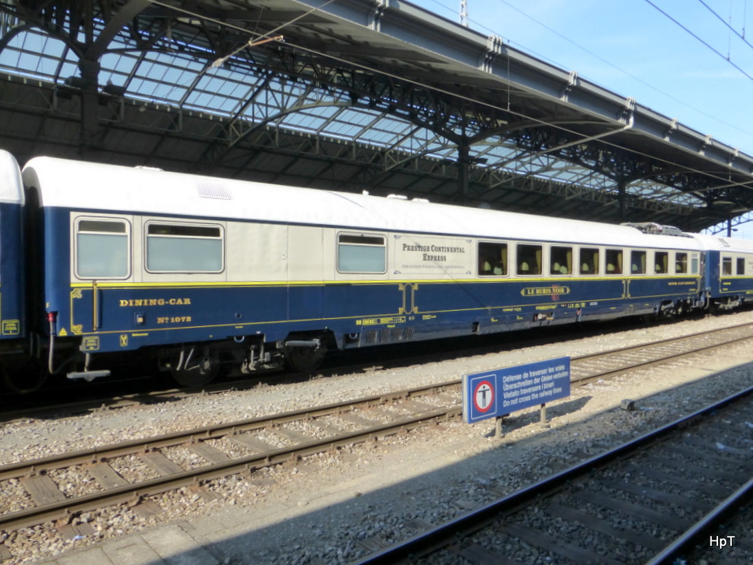 Prestige Continental Express - Personenwagen  Le Rubis Noir  Armz 61 85 08-95 515-9 im Bahnhof von Lausanne am 07.06.2015