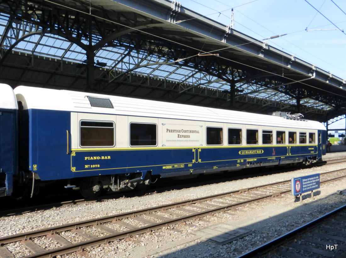 Prestige Continental Express - Personenwagen  Le Diamant Bar  WRm 61 85 08-94 003-7 im Bahnhof von Lausanne am 07.06.2015