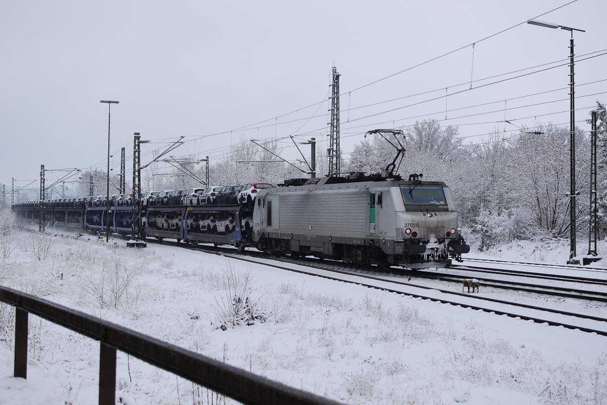 Prima 37028 fährt am 18. Februar 2018 mit einem langen Güterzug durch Westerstetten Richtung Stuttgart.