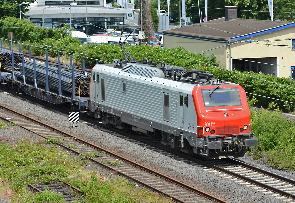 Prima E 37 517 mit Stahlröhren in Bad Honnef - 17.06.2015