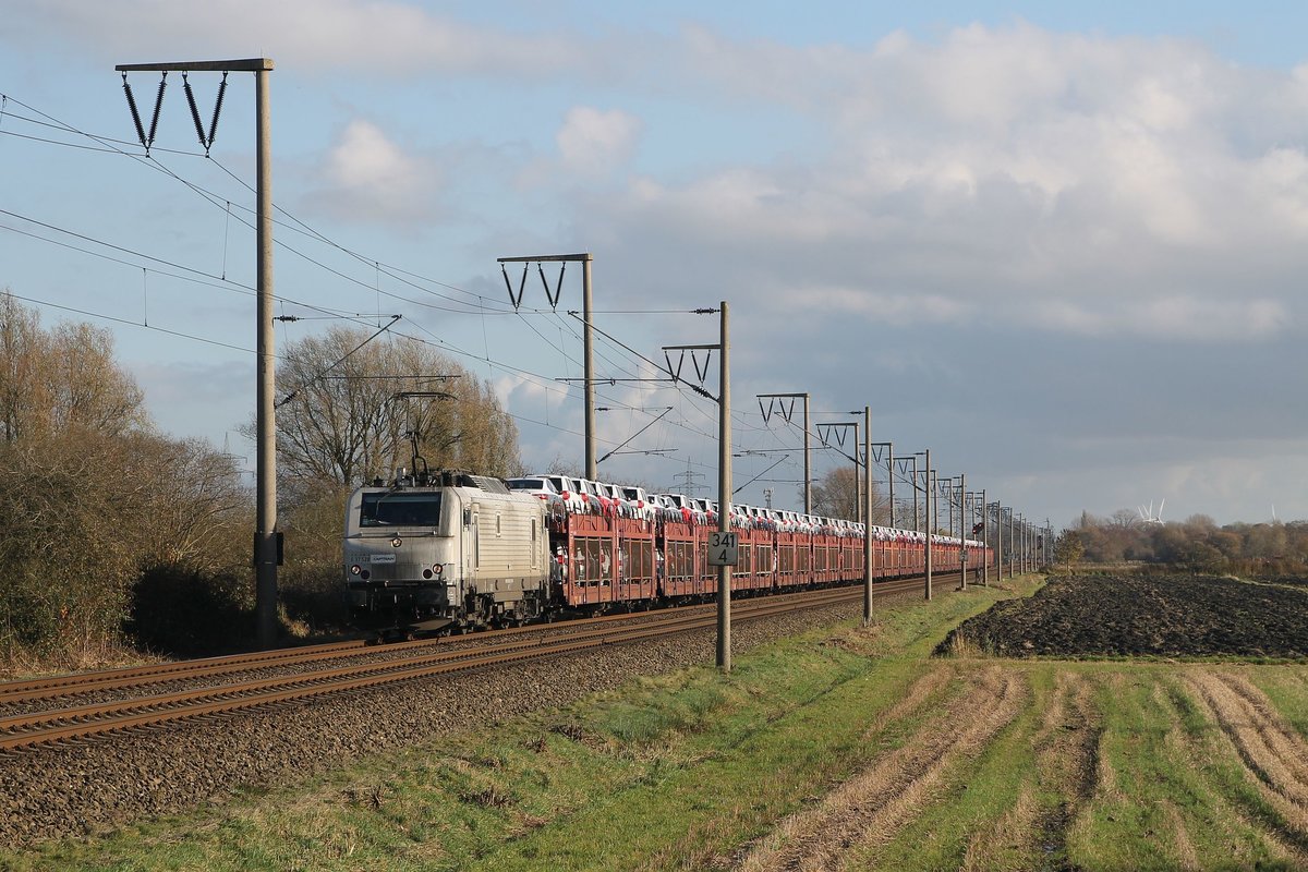 Prima E 37528 (Captrain, Baujahr: 2009) mit einem Güterzug in die Richting Emden bei Gandersum am 12-11-2015.