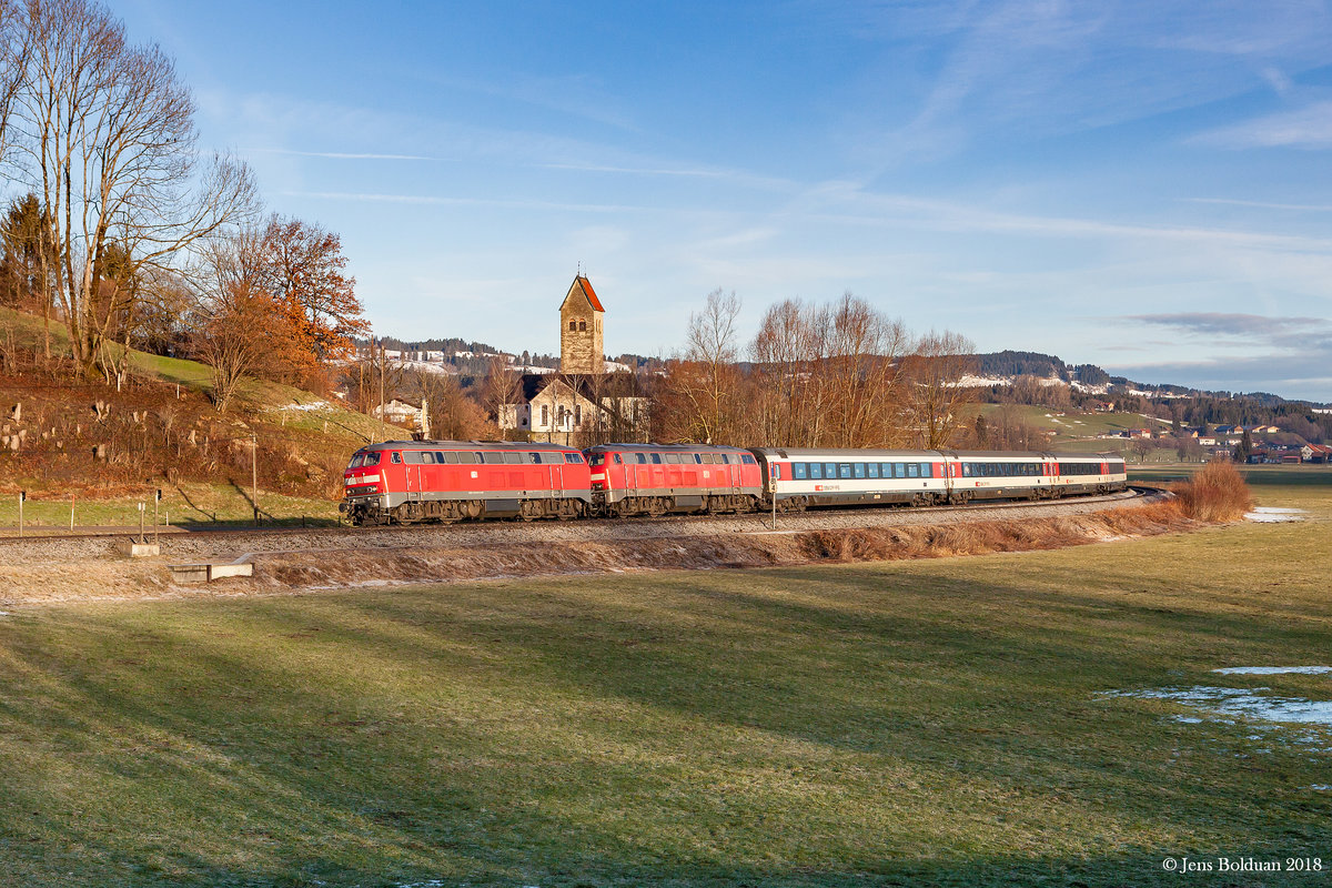 Pünktlich kommt am Morgen des 24.01.2018 die Sonne hinter dem Grünten hervor und beleuchtet den EC 196 unterwegs in Richtung Zürich bei Stein nördlich von Immenstadt.