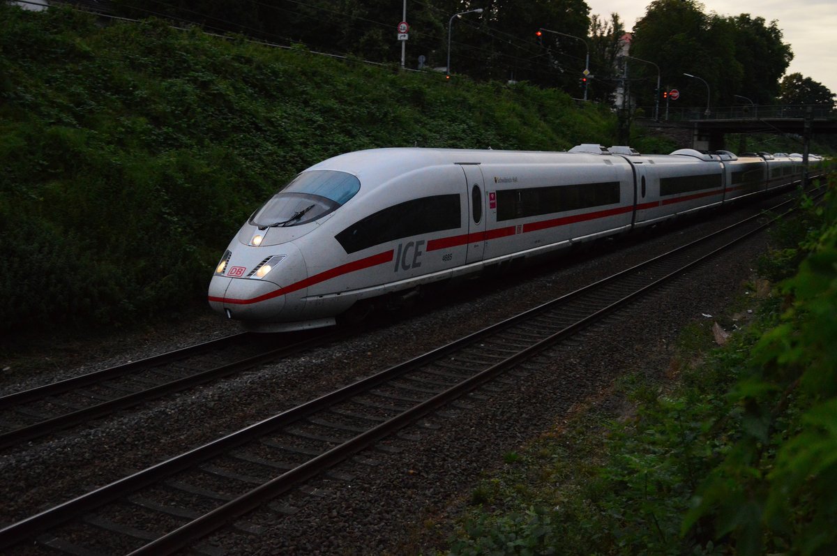 Pünktlichst um drei Minuten nach einundzwanzig Uhr hat der Zug den Mönchengladbacher Hbf verlassen und ist hier kurz vor Rheydt Hbf an der Hohlstraße. ICE Schäbisch Hall4685 nach Frankfurt Hbf am Abend des 20.7.2016