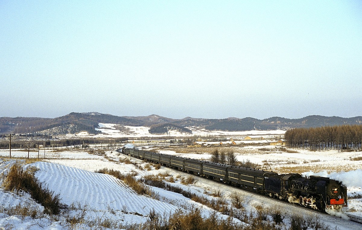 QJ 2590 + QJ 2823  bei Nancha  30.12.92