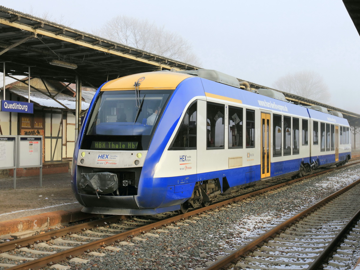 Quedlinburg am 22. Januar 2017, auf Gleis 1 steht VT 807  als HEX 11 nach Thale.