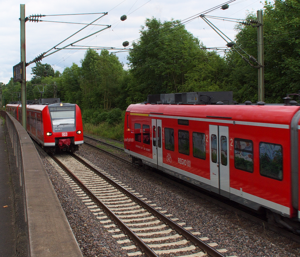 Quietschie Treffen bei Völklingen. Während 426 006 + 426 007 nach Dillingen unterwegs sind kommt ein 425er aus der Gegenrichtung. Bahnstrecke 3230 Saarbrücken - Karthaus bei Völklingen Heidstock am 04.07.2013