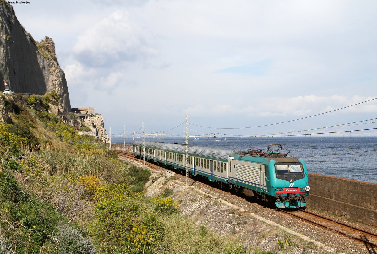 R 12880 (Catania Centrale-Messina Centrale) mit Schublok 464 204 bei Ali Terme 26.3.17