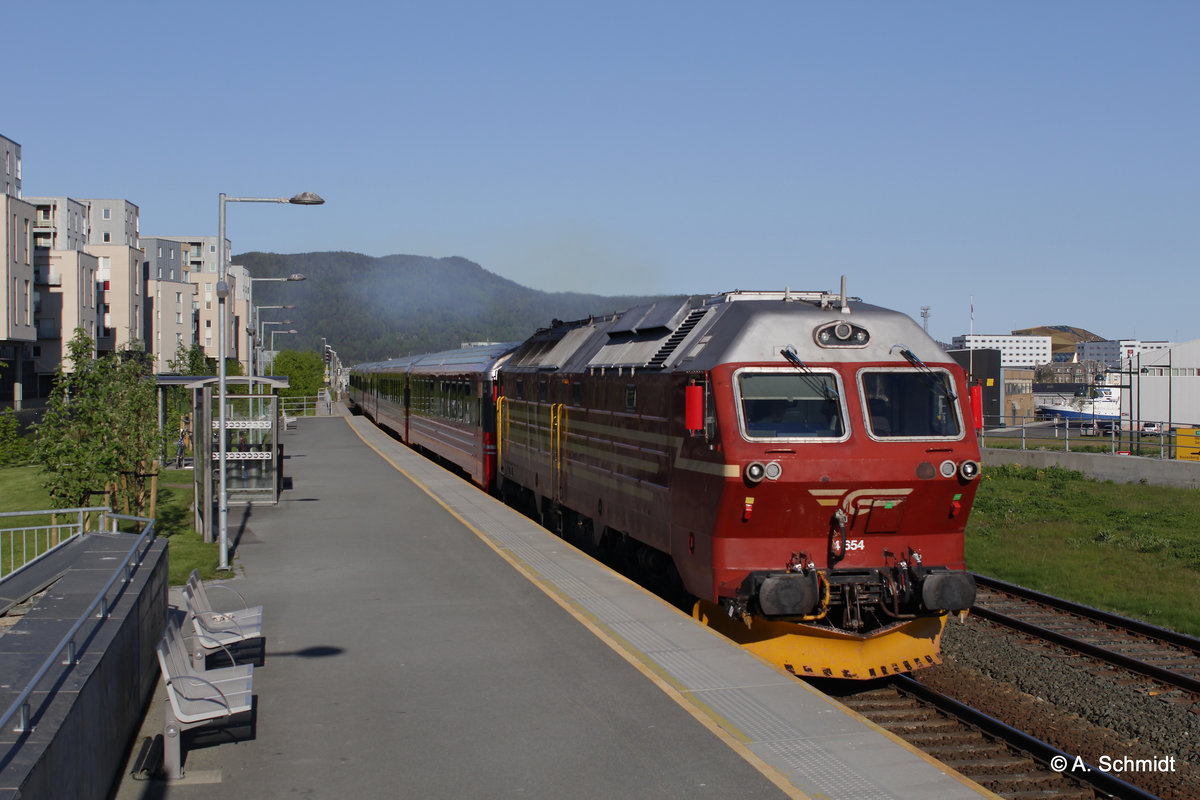 R 471 von Trondheim nach Bodø, aufgenommen in Trondheim am 27.05.2016. Zuglok eine DI4 