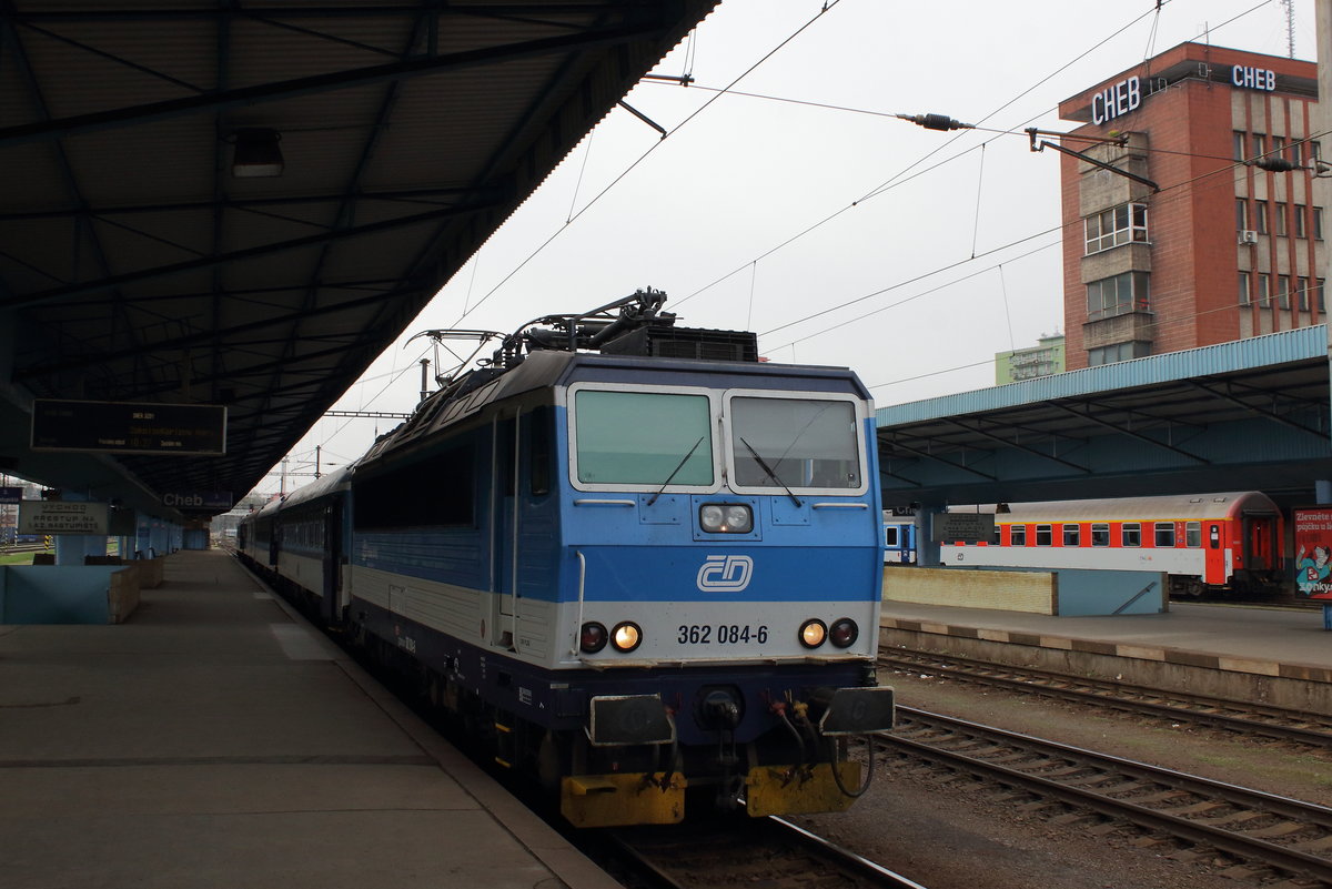 R 609 von Cheb nach Prag mit der 362 084 Abfahrbereit am Bahnsteig in Cheb. Aufgenommen am 15.04.2017