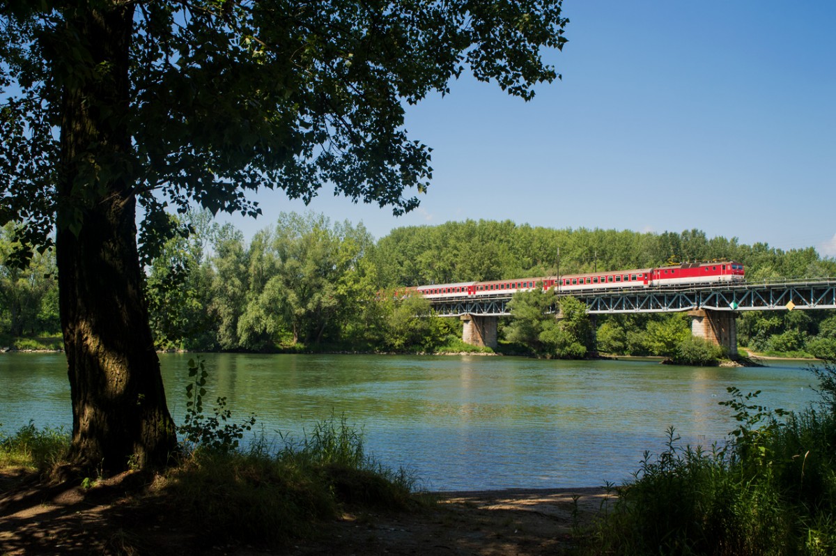 R 833  TEKOV  mit einer unbekannten 363 an der Spitze auf der Brücke über die Vah (dt. Waag) bei Trnovec nad Vahom, 3.7.2014