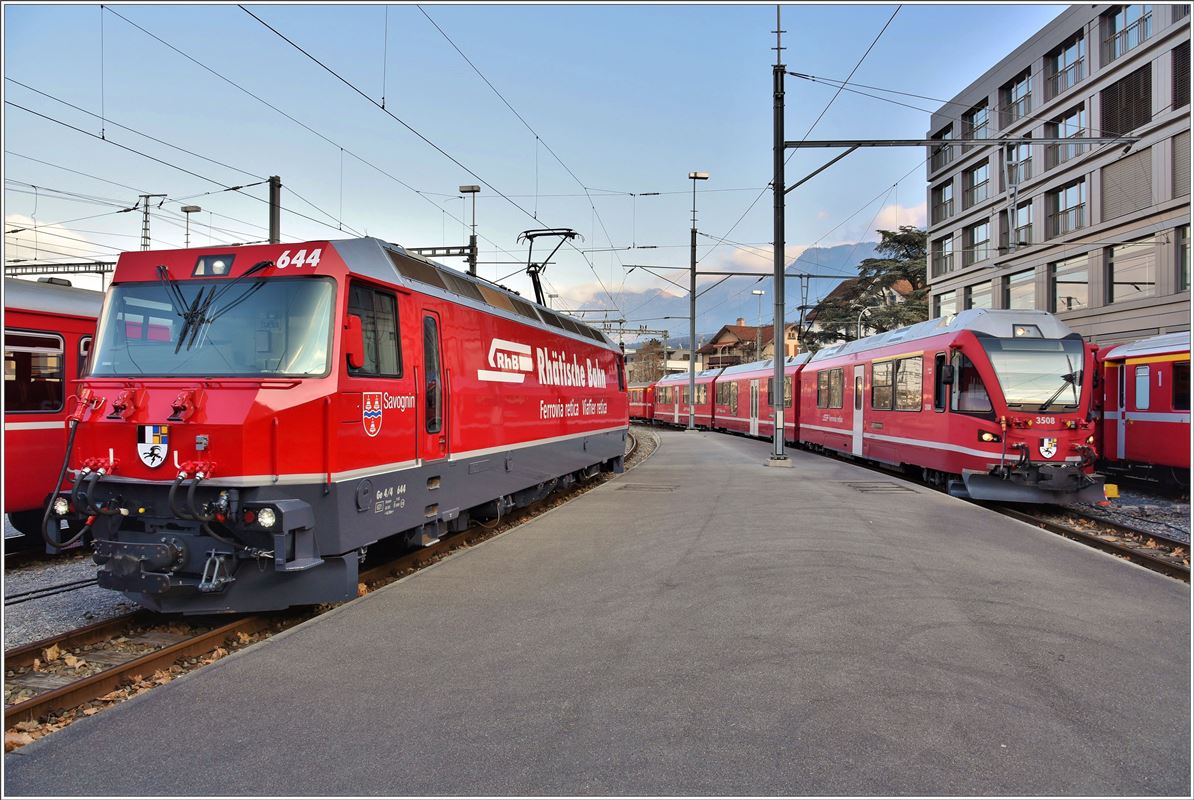 R1433 nach Arosa mit ABe 8/12 3508 neben der frischrevidierten Ge 4/4 III 644  Savognin  in Chur.(12.12.2016)