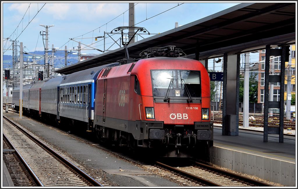 R1543 aus Prag mit der 1116 158 trifft in Linz Hbf ein. (29.06.2015)