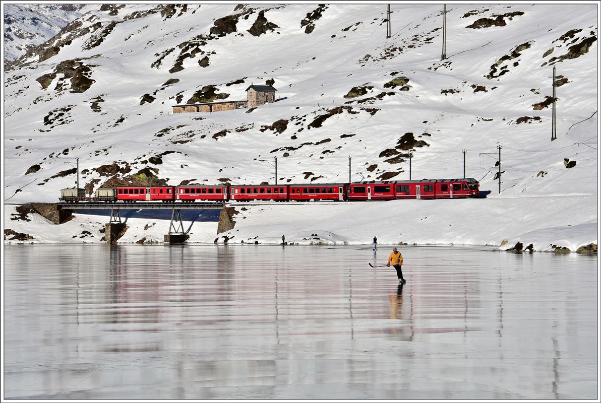 R1629 mit einem Allegra ABe 8/12 am schwarz gefrorenen Lago Bianco auf der Brücke am See bei Ospizio Bernina 2253m. (08.12.2016)