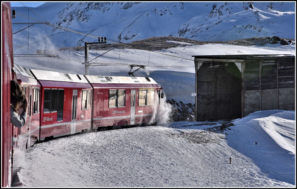 R1633 mit ABe 8/12 3501 zwischen Bernina Lagalb und Ospizio Bernina beim Eingang zur Galerie Arlas. (11.12.2018)