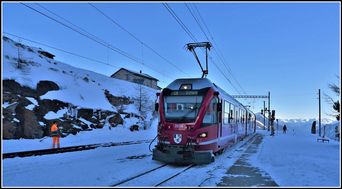 R1652 mit ABe 8/12 3514 nach St,Moritz fährt in Alp Grüm ein. (11.12.2018)