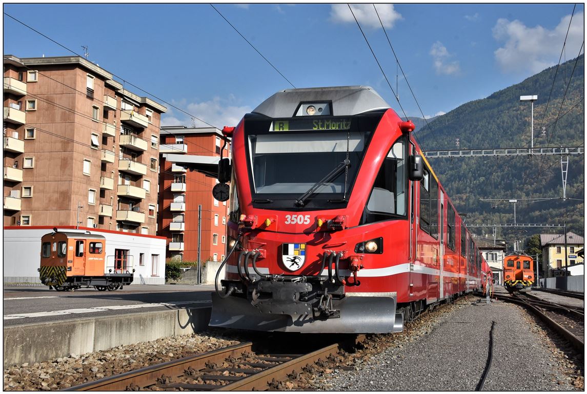 R1664 mit ABe 8/12 3505 wird von den zwei Oldtimern Tm 2/2 22 und Ge 3/2 162 flankiert. (18.10.2018)