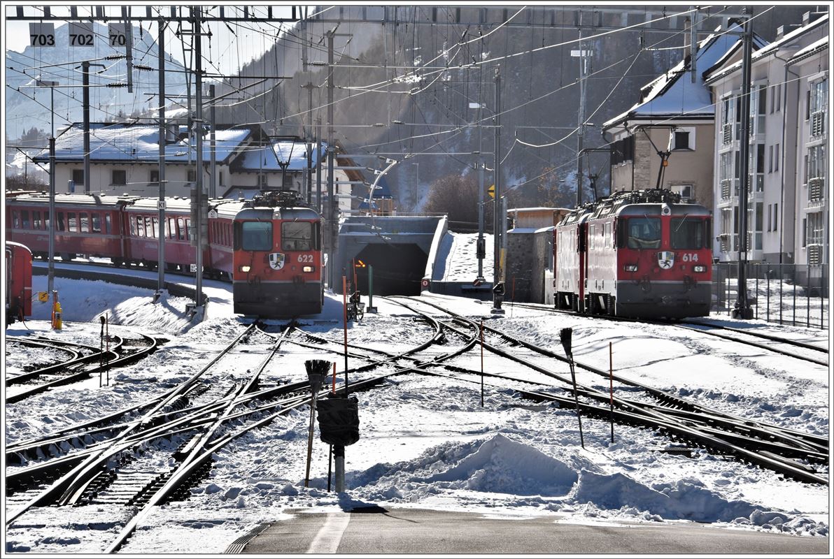 R1948 mit Ge 4/4 II 622  Arosa  aus Pontresina erreicht Samedan, währenddem rechts der Strecke nach St.Moritz die Ge 4/4 II 614  Schiers  und 618  Bergün/Bravuogn  abgestellt sind. (15.11.2017)