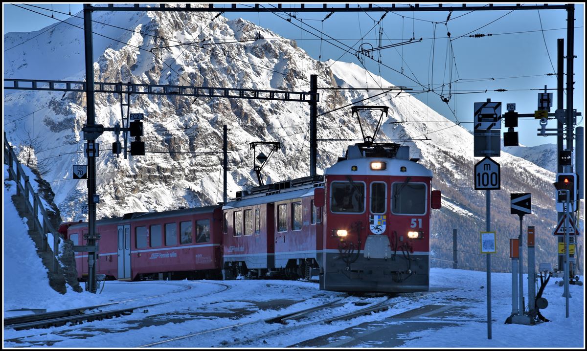 R4656 nach St.Moritz mit ABe 4/4 III 51  Poschiavo  und 56  Corviglia  erreicht Alp Grüm.Im Hintergrund Piz Sena 3075m. (11.12.2018)