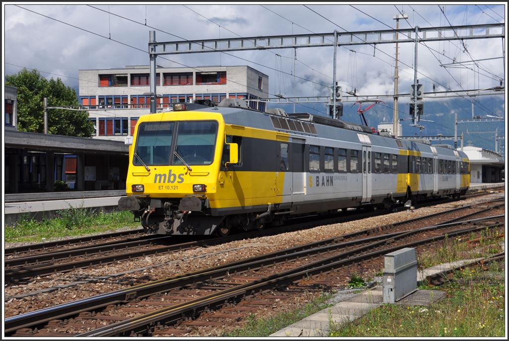 R5175 mit ET 10.121/ES 10.221 nach Feldkirch verlässt Buchs SG. (25.08.2015)