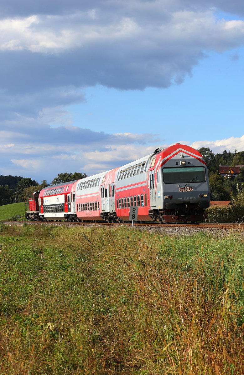 R8567 im  Oisnitzgraben zwischen Lannach und Preding Wieselsdorf. 
Seit Schulbeginn läuft er weder 3teilig. 

Die zuverlässigen Doppelstockwagen transportieren Werktags unzählige Fahrgäste.
14.09.2017