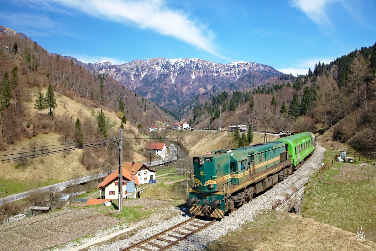 R857 bei der Ausfahrt aus Podprdo nach Most na Soci. Zuglok ist die 644 020. (07.04.2018)