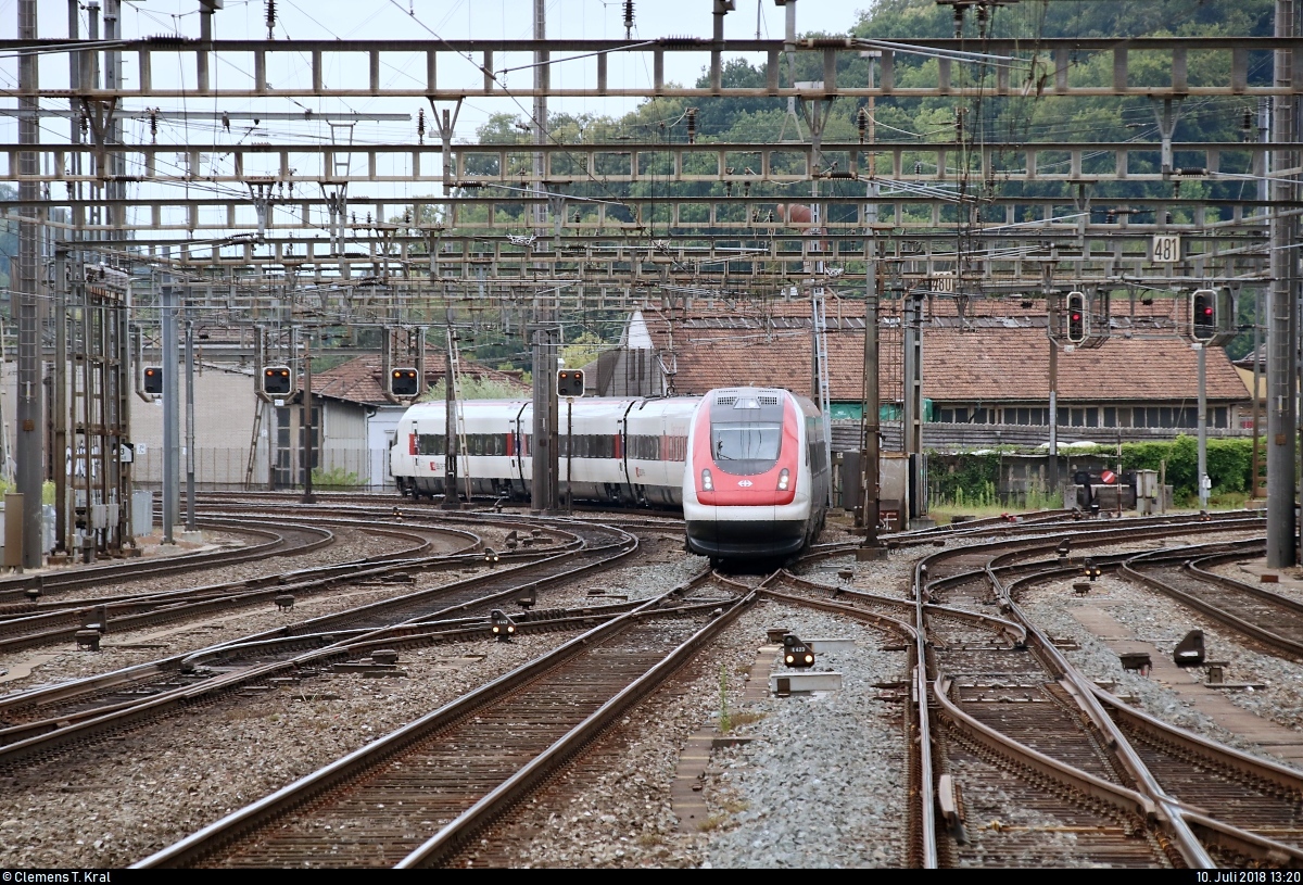 RABDe 500 016-6  Alice Rivaz  als IC 521 (IC 5) von Genève-Aéroport (CH) nach Zürich HB (CH) schlängelt sich in den Bahnhof Olten (CH) auf Gleis 7.
[10.7.2018 | 13:20 Uhr]