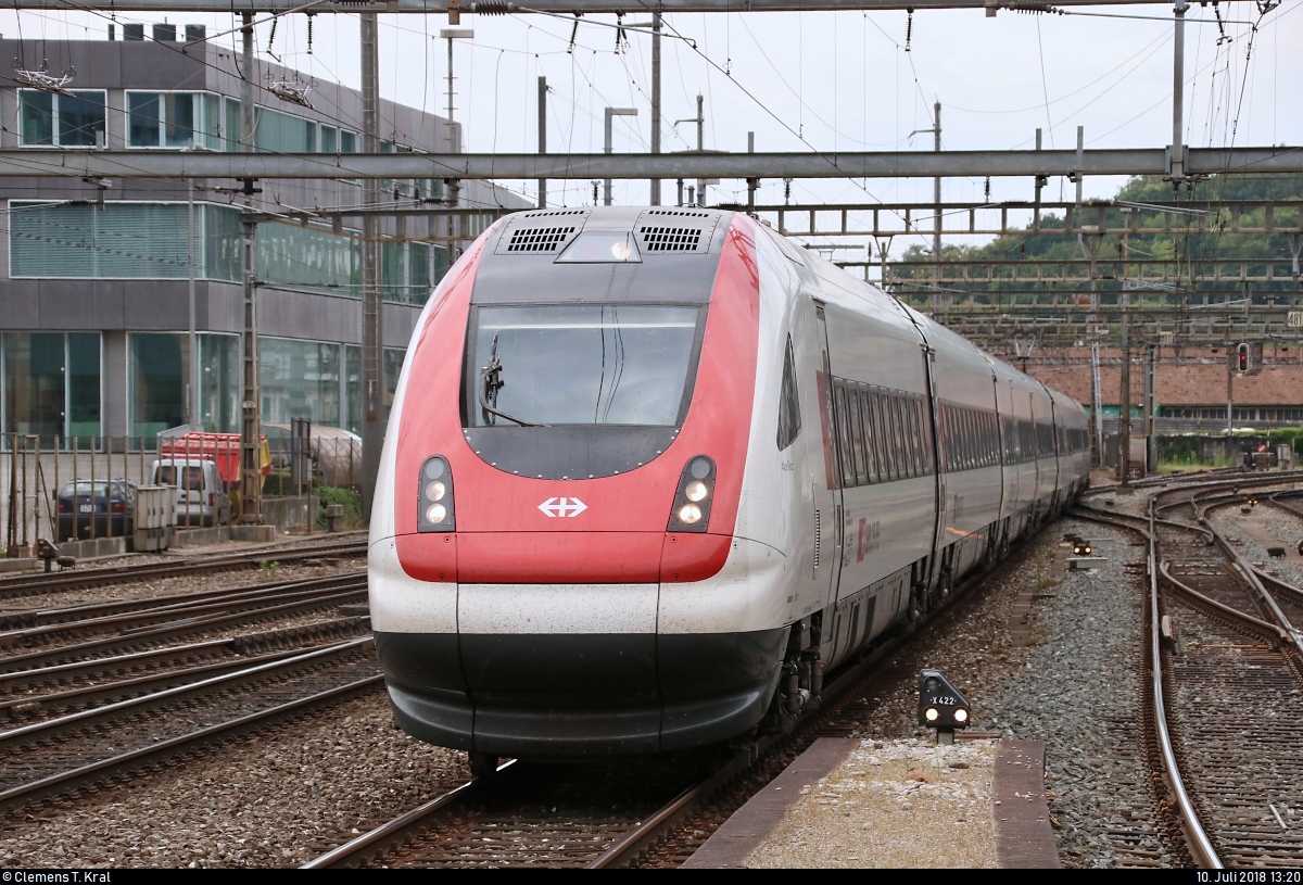 RABDe 500 016-6  Alice Rivaz  als IC 521 (IC 5) von Genève-Aéroport (CH) nach Zürich HB (CH) erreicht den Bahnhof Olten (CH) auf Gleis 7.
[10.7.2018 | 13:20 Uhr]