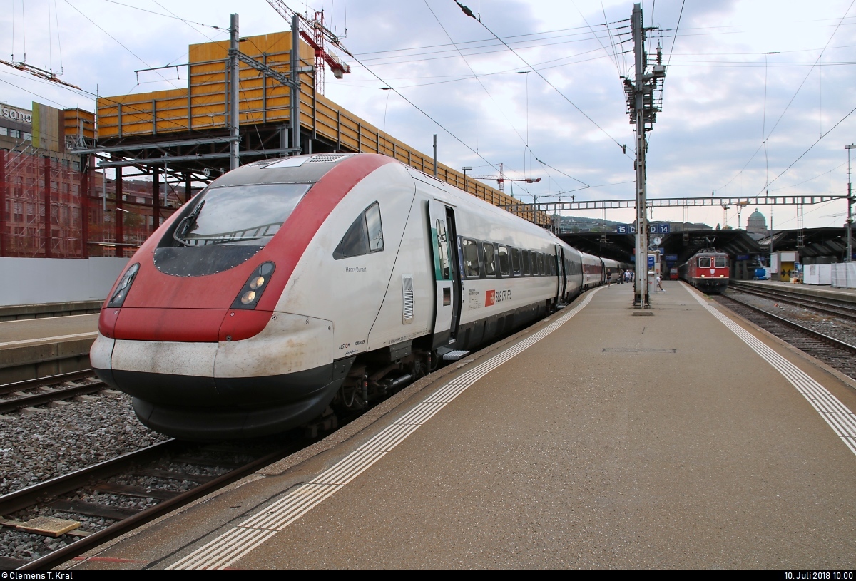 RABDe 500 027  Henry Dunant  und RABDe 500 021  Jeremias Gotthelf  als IC 516 (IC 5) nach Genève-Aéroport (CH) stehen in ihrem Startbahnhof Zürich HB (CH) auf Gleis 15.
[10.7.2018 | 10:00 Uhr]