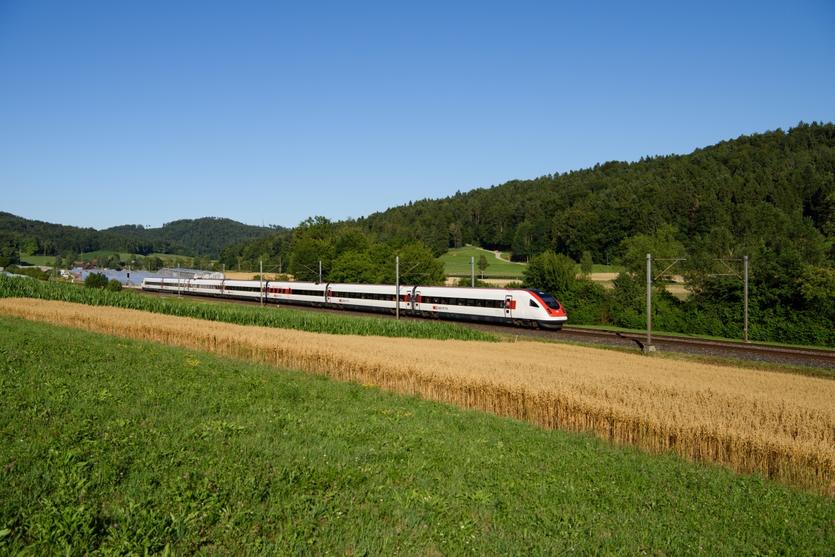 RABDe 500 038 fährt am 16.07.2017 von Elgg Richtung Schottikon, baustellenbedingt auf dem  falschen  Gleis.