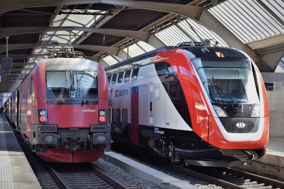 RABDe 502 009-9 gibt sich am 18.04.2018 im Zürcher Hauptbahnhof ein Stelldichein mit der ÖBB Railjet 1116 219.