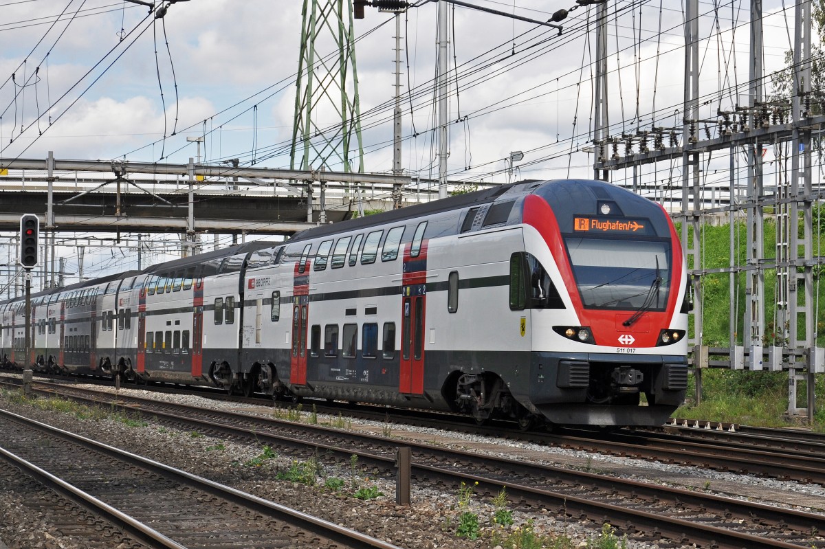 RABe 511 017 durchfährt den Bahnhof Muttenz. Die Aufnahme stammt vom 18.08.2014.
