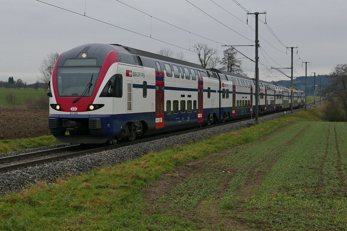 RABe 511 035 als IR 2121, Zürich - Konstanz, kurz vor der Einfahrt in den Bahnhof von Siegershausen (27.12.2017).