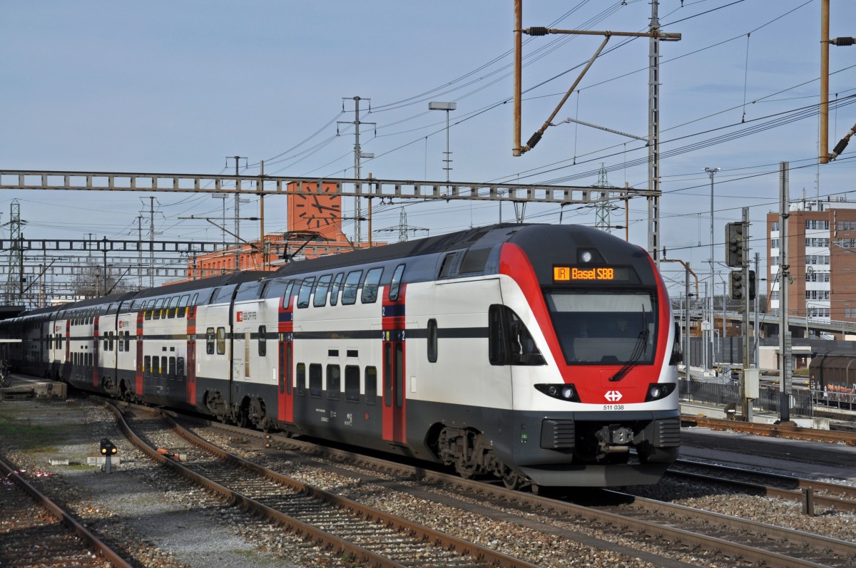 RABe 511 038 durchfährt den Bahnhof Muttenz. Die Aufnahme stammt vom 22.12.2014-
