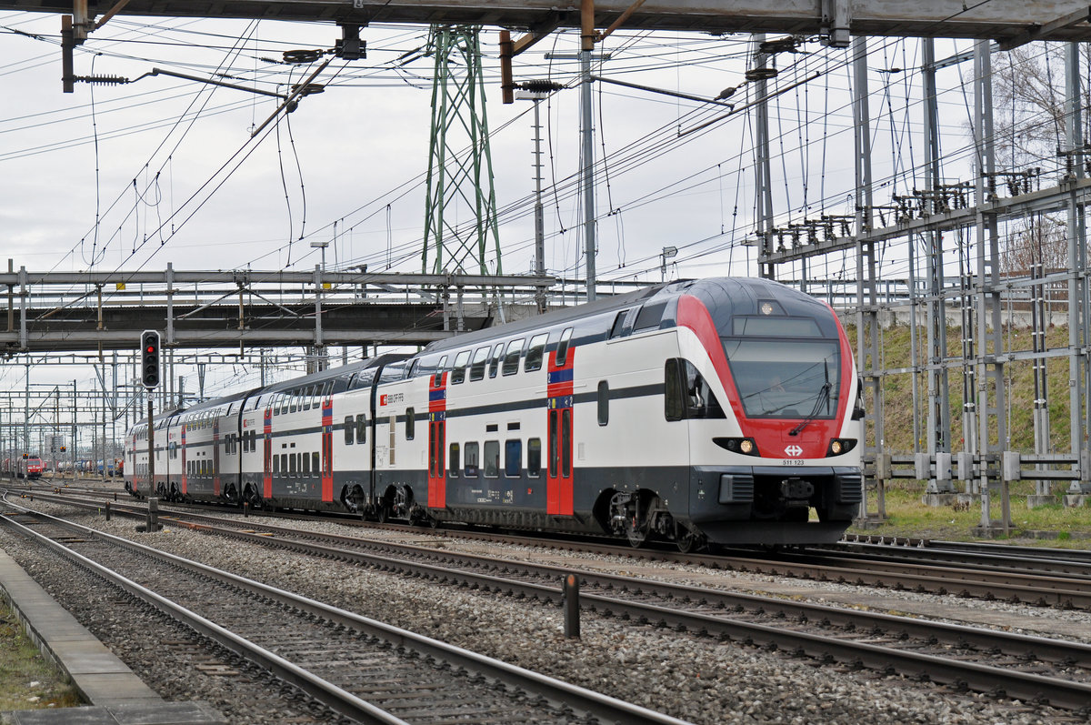 RABe 511 123 durchfährt den Bahnhof Muttenz. Die Aufnahme stammt vom 09.03.2018.