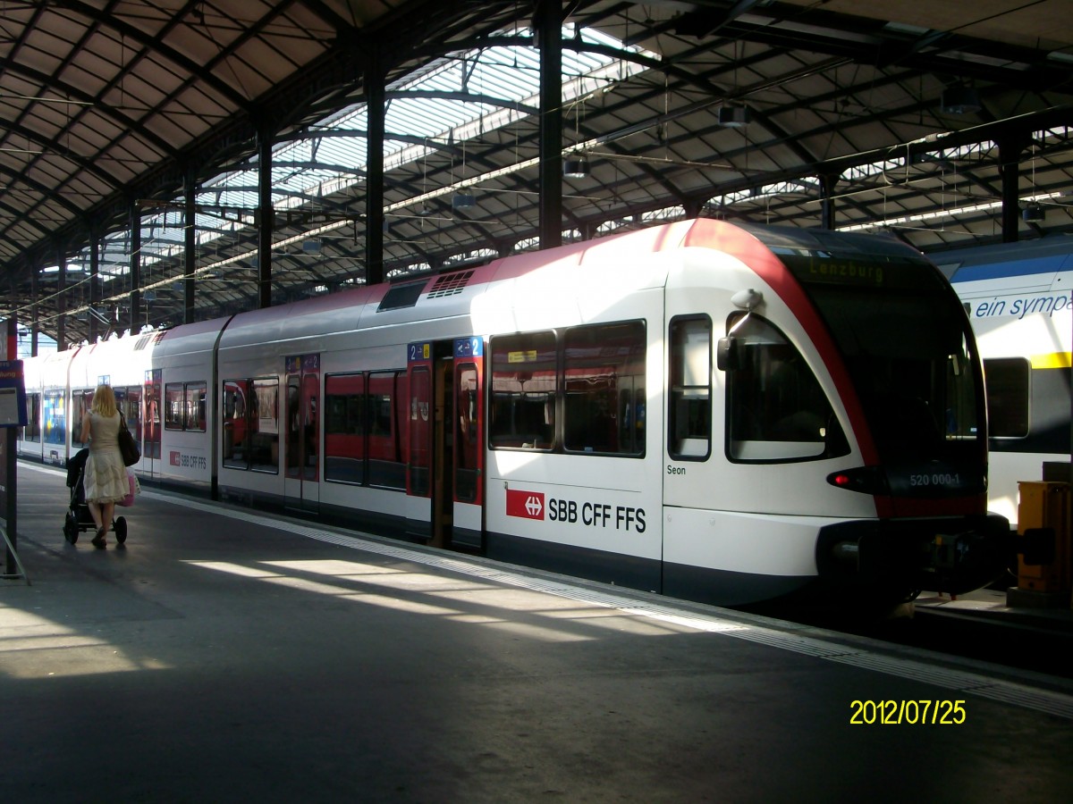 RABe 520 000-1 als S9 nach Lenzburg vor der Abfahrt im Bahnhof Luzern. (25.7.2012)