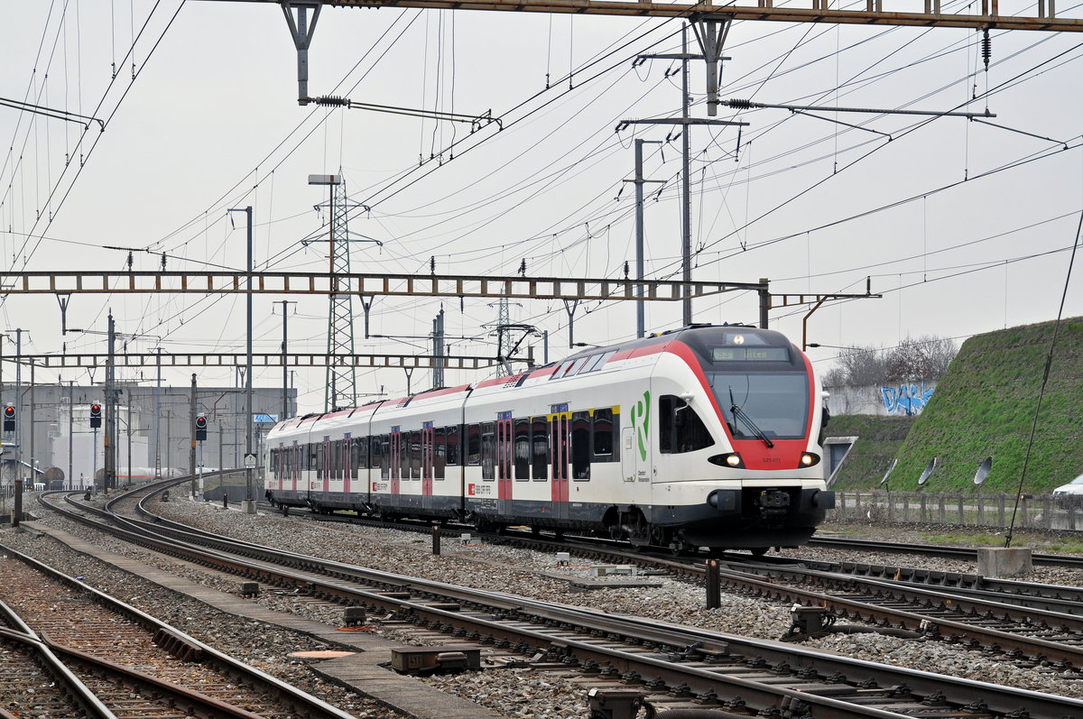 RABe 521 011, auf der S3, fährt zum Bahnhof Pratteln. Die Aufnahme stammt vom 20.03.2018.