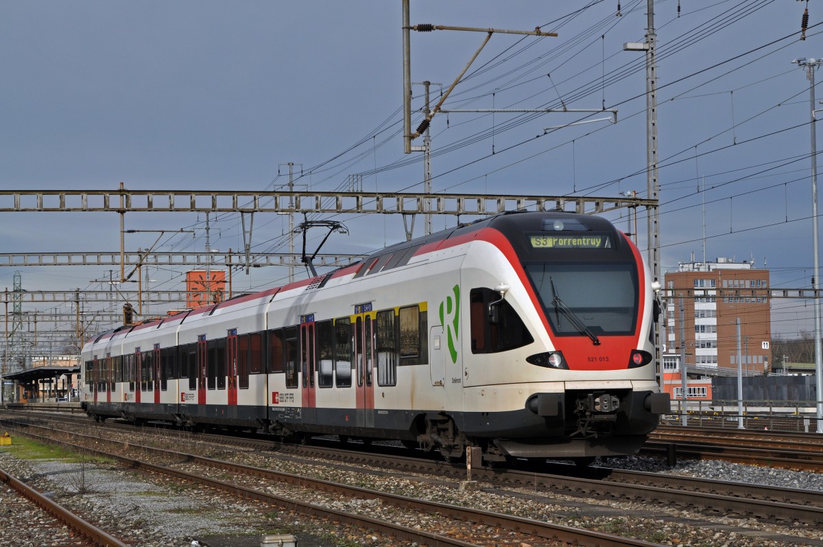 RABe 521 013 auf der S 3 fahren beim Bahnhof Muttenz ein. Die Aufnahme stammt vom 31.01.2015.