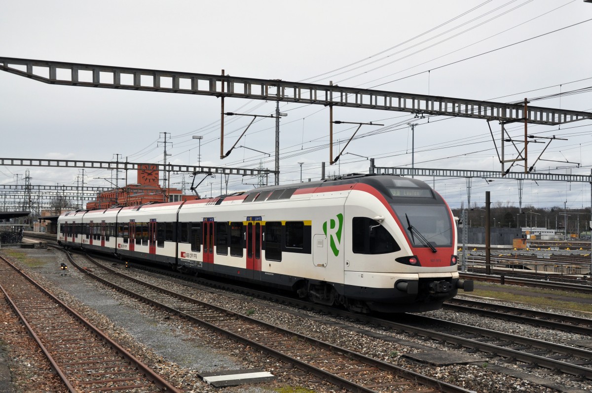 RABe 521 015 auf der S3 fährt in den Bahnhof Muttenz ein. Die Aufnahme stamm vom 16.02.2014.