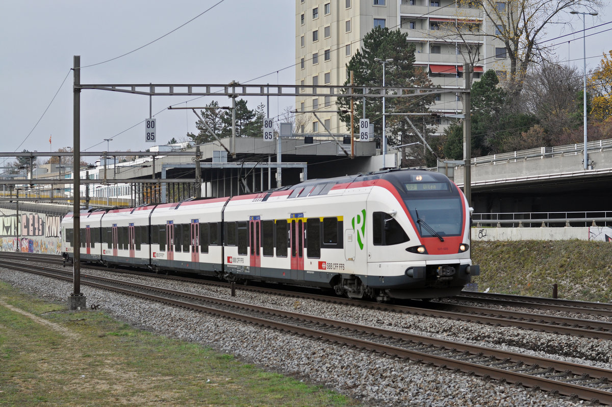 RABe 521 025, auf der S3, fährt Richtung Bahnhof Muttenz. Die Aufnahme stammt vom 16.11.2017.