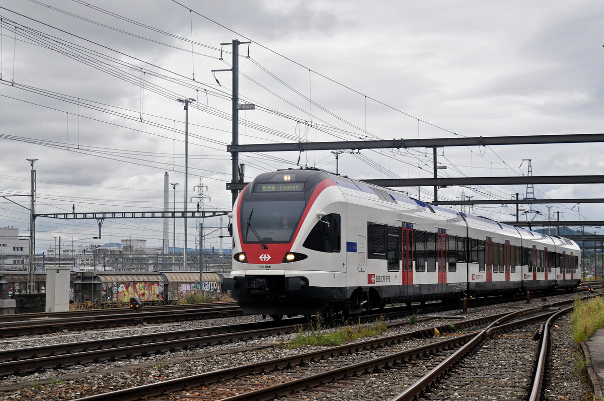 RABe 523 006, auf der S3, fährt zum Bahnhof Muttenz. Die Aufnahme stammt vom 31.08.2017.
