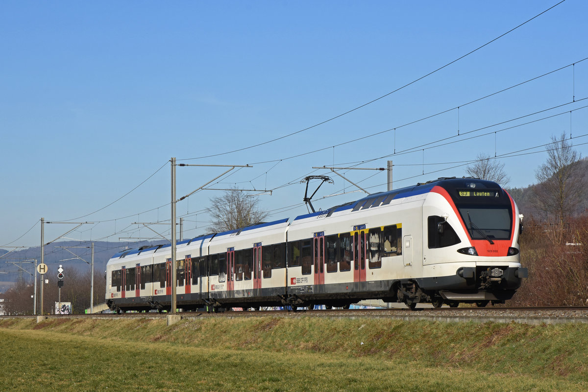 RABe 523 032, auf der S3, fährt Richtung Bahnhof Itingen. Die Aufnahme stammt vom 27.02.2019.