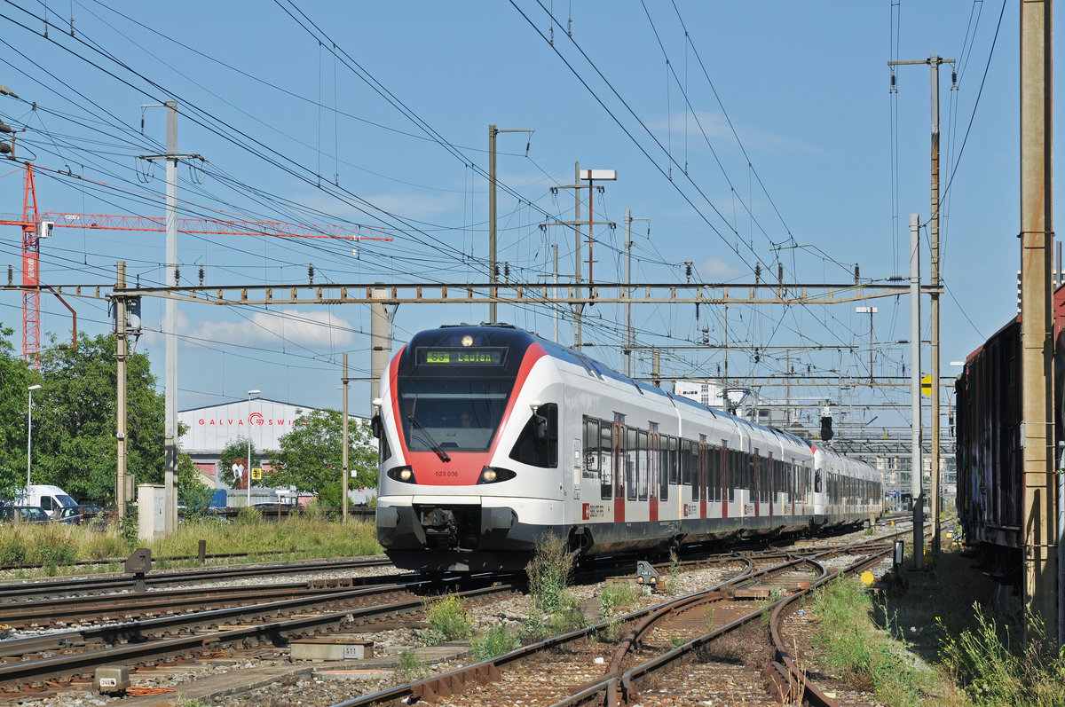 RABe 523 036, auf der S3, verlässt den Bahnhof Pratteln. Die Aufnahme stammt vom 03.08.2016.