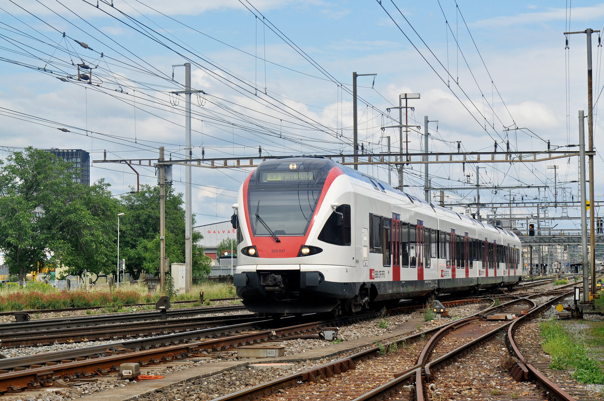 RABe 523 037, auf der S3, verlässt den Bahnhof Pratteln. Die Aufnahme stammt vom 12.08.2017.