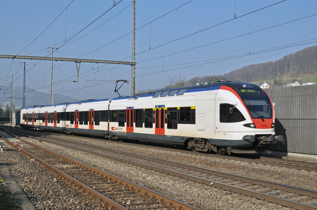 RABe 523 039, auf der S3, fährt zum Bahnhof Gelterkinden. Die Aufnahme stammt vom 16.03.2017.