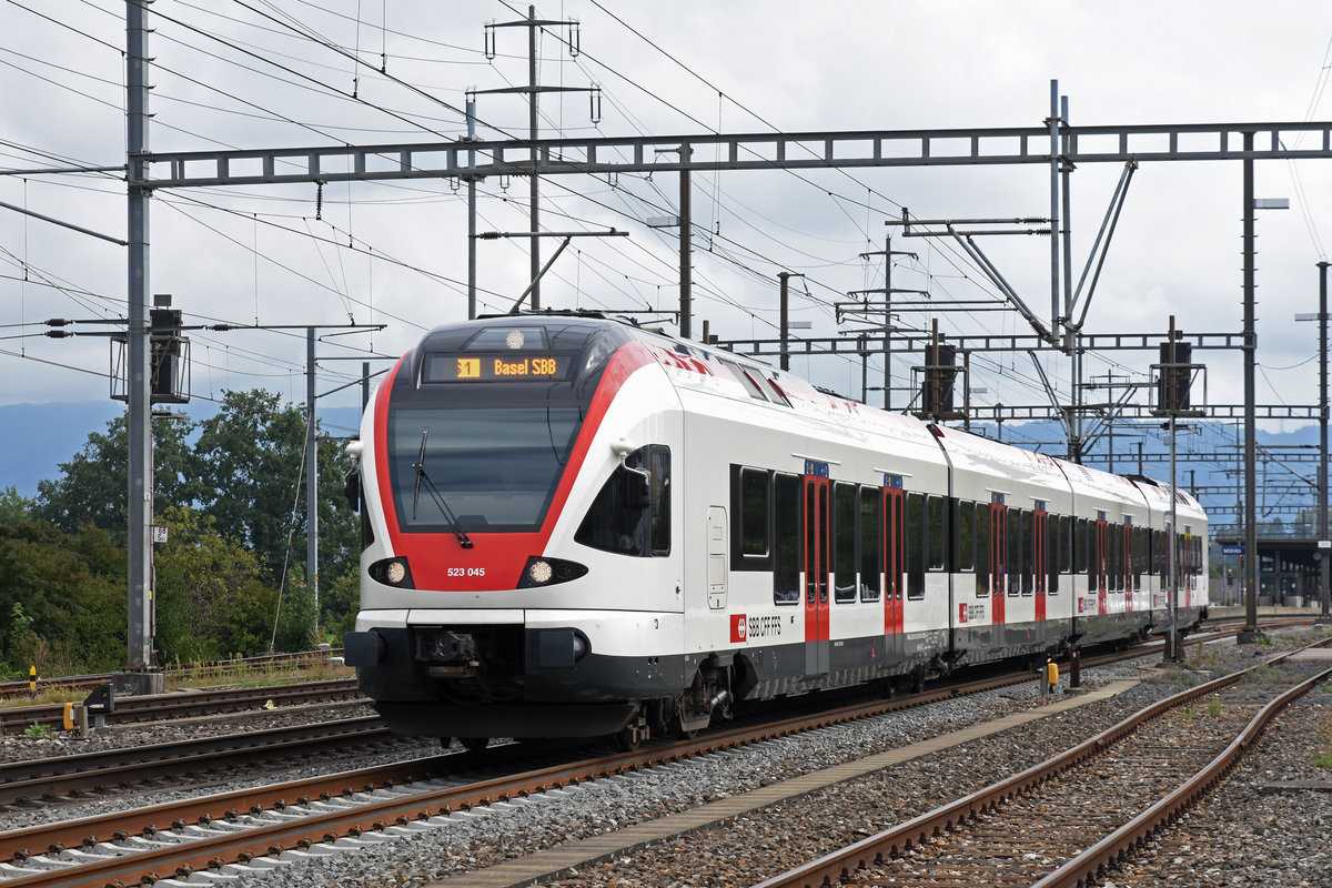 RABe 523 045, auf der S1, verlässt den Bahnhof Möhlin. Die Aufnahme stammt vom 03.09.2018.