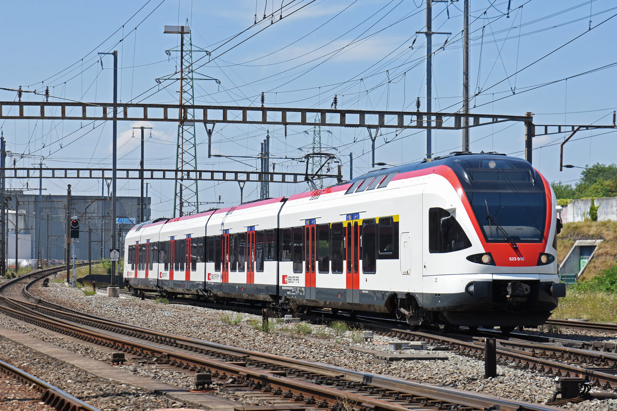 RABe 523 045, auf der S3, fährt zum Bahnhof Pratteln. Die Aufnahme stammt vom 18.07.2018.