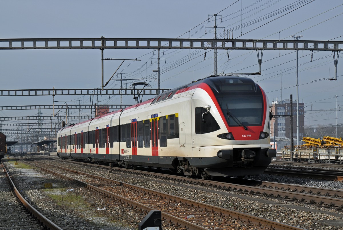 RABe 523 046 auf der S 3 fährt beim Bahnhof Muttenz ein. Die Aufnahme stammt vom 13.02.2015.