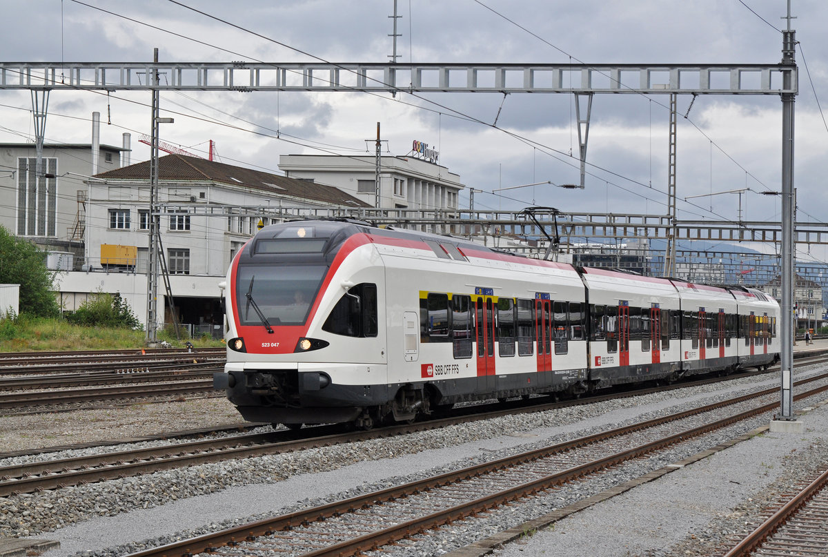 RABe 523 047 verlässt den Bahnhof Zofingen. Die Aufnahme stammt vom 09.08.2016.